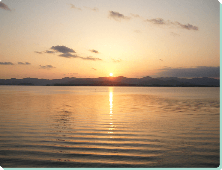湖に沈む夕日の美しさは必見 浜名湖
