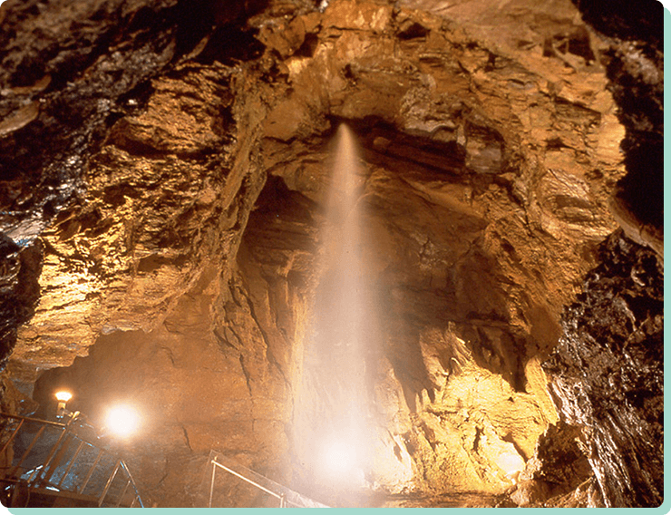 鍾乳洞に広がる神秘の世界 竜ヶ岩洞